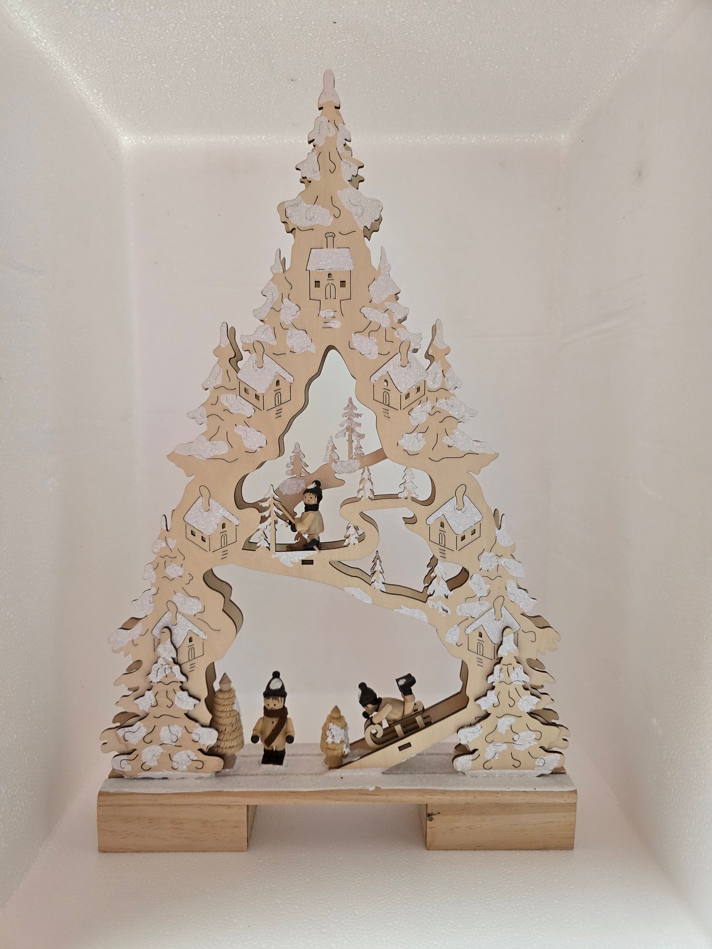 Pyramide Winter mit Tannen, Schnee und kleinen Figuren beleuchtet 29 cm breit 45 cm hoch (B)