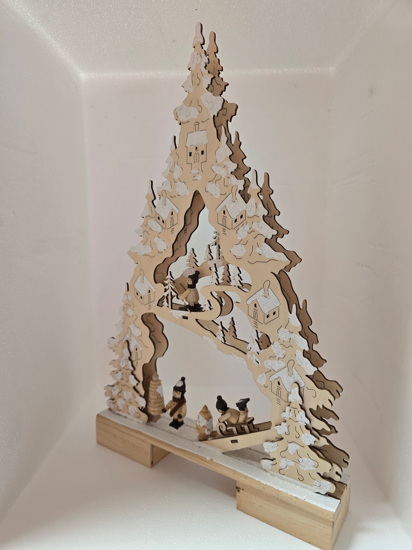 Pyramide Winter mit Tannen, Schnee und kleinen Figuren beleuchtet 29 cm breit 45 cm hoch (B)