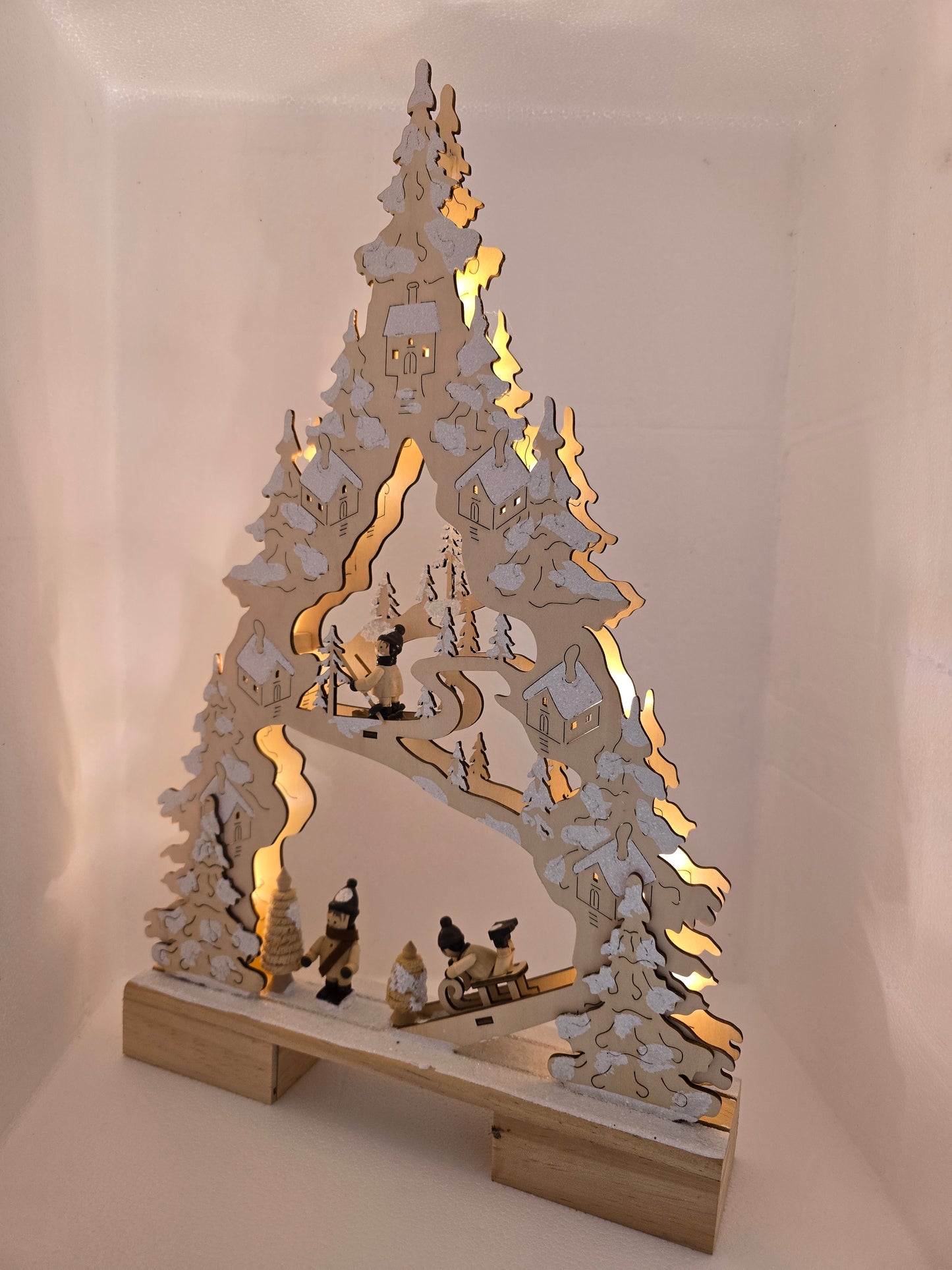 Pyramide Winter mit Tannen, Schnee und kleinen Figuren beleuchtet 29 cm breit 45 cm hoch (B)