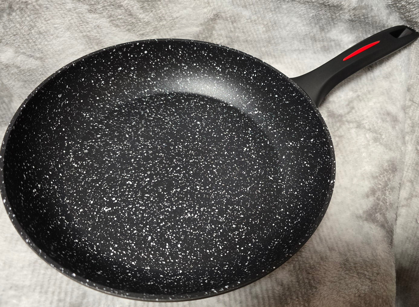 Royality Line 28 cm geschmiedete flache Pfanne marmorbeschichtet